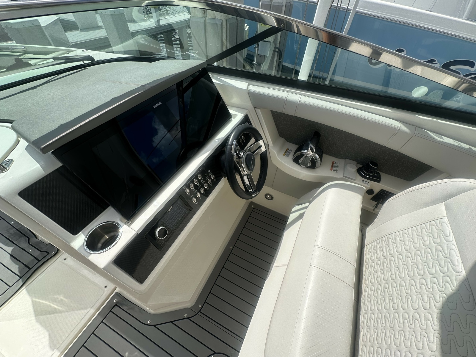 2020 Sea Ray 350 SLX Outboard