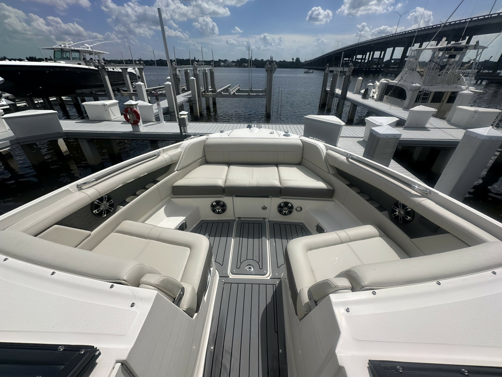 2020 Sea Ray 350 SLX Outboard