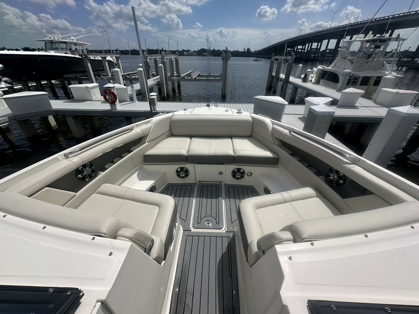 2020 Sea Ray 350 SLX Outboard