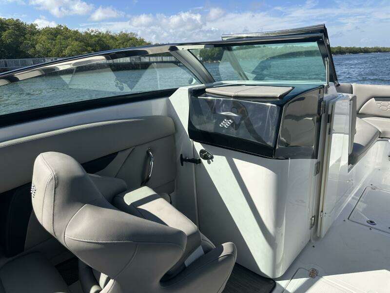 26ft Four Winns Yacht For Sale