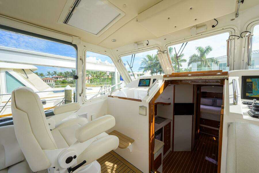 MJM 43 Scout - Exterior Helm