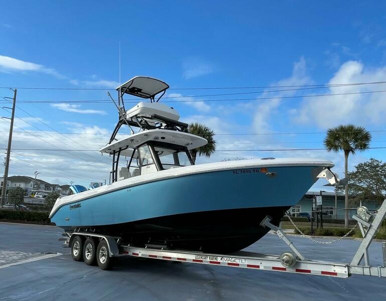 33' 2022 Everglades 335 Center Console