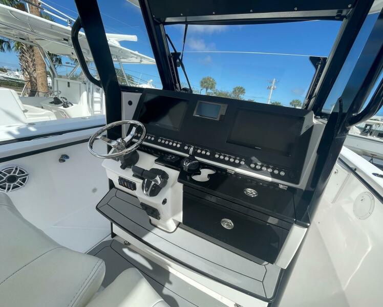 33' 2022 Everglades 335 Center Console