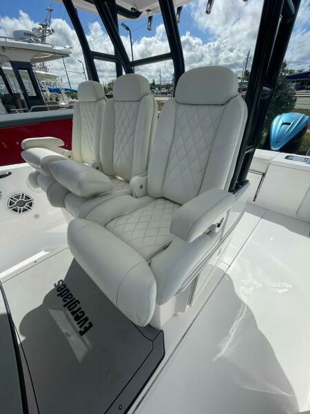 33' 2022 Everglades 335 Center Console