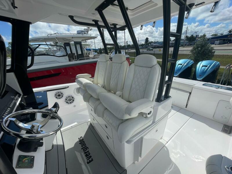 33' 2022 Everglades 335 Center Console
