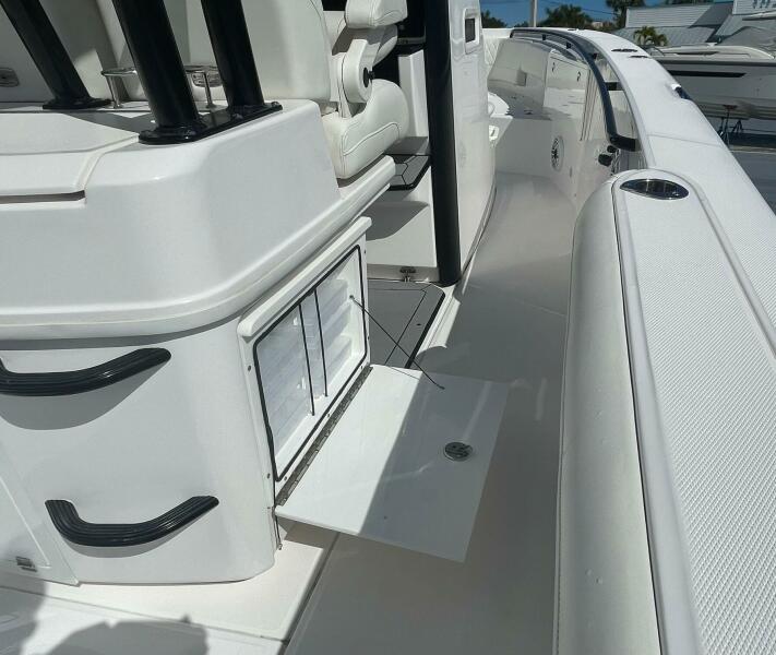 33' 2022 Everglades 335 Center Console