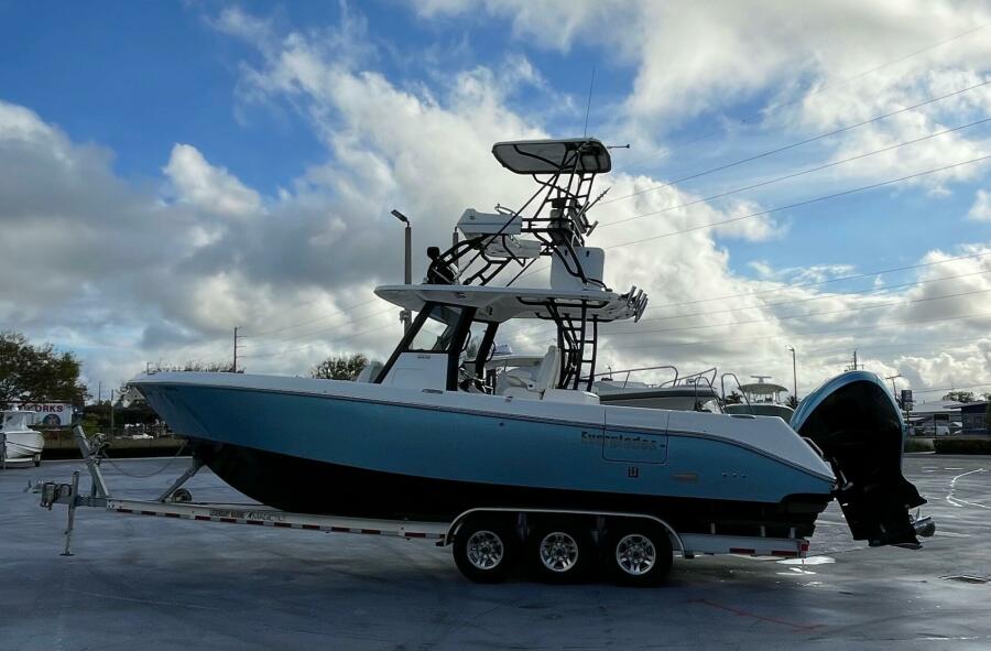 33' 2022 Everglades 335 Center Console