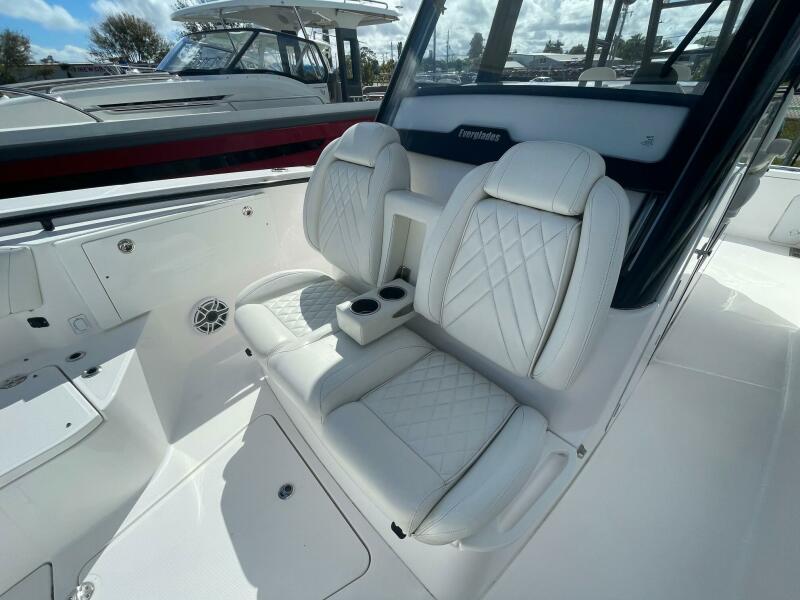 33' 2022 Everglades 335 Center Console