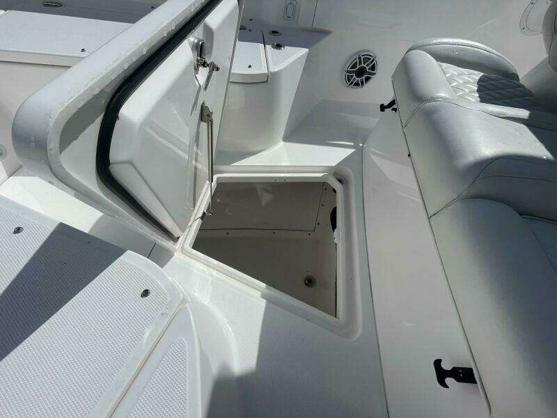 Everglades 335 Center Console -