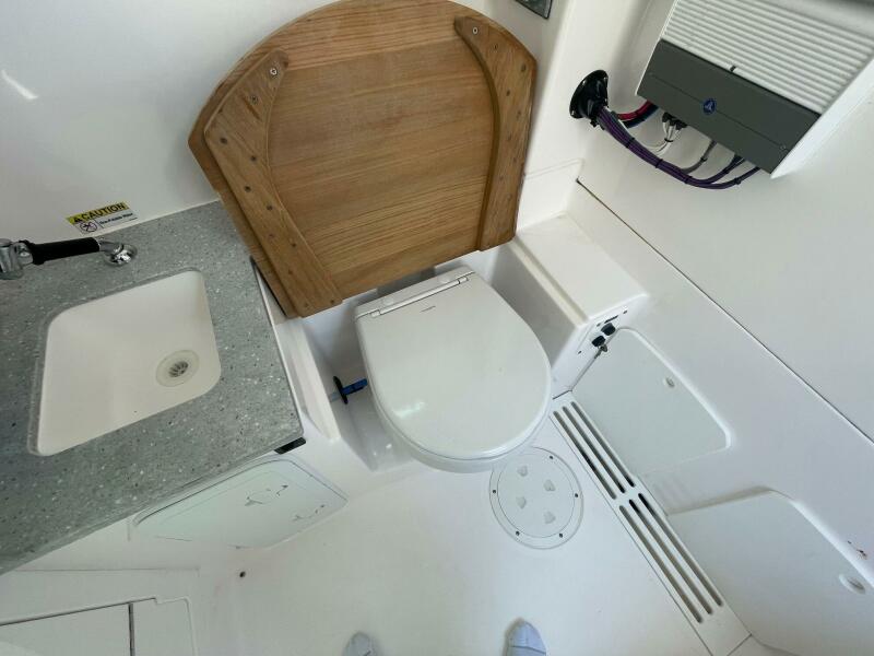 33' 2022 Everglades 335 Center Console