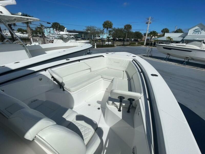 33' 2022 Everglades 335 Center Console