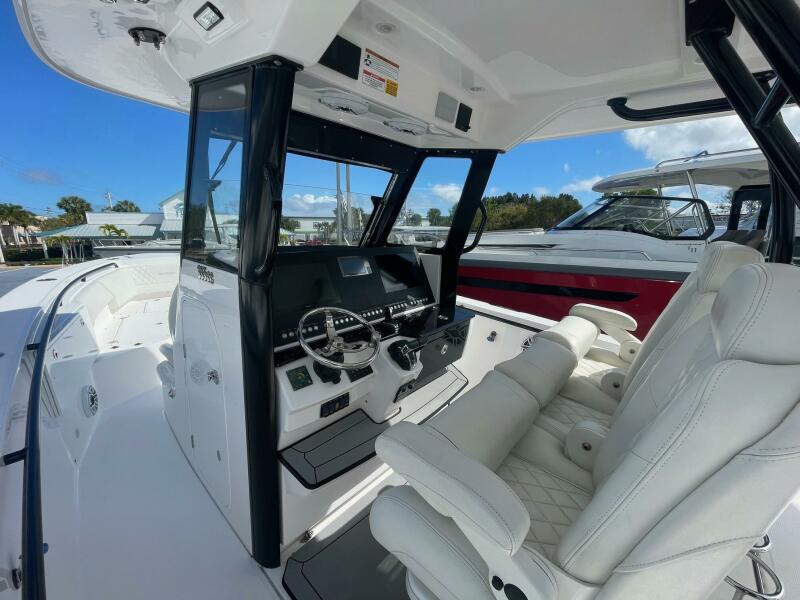 33' 2022 Everglades 335 Center Console