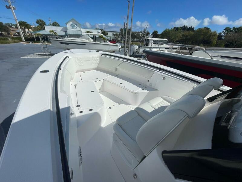 33' 2022 Everglades 335 Center Console