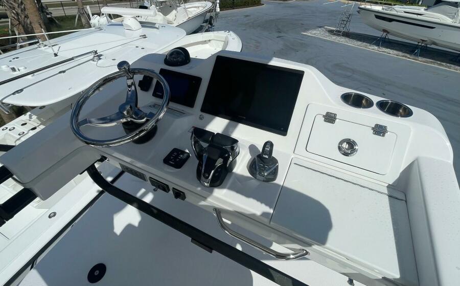 33' 2022 Everglades 335 Center Console