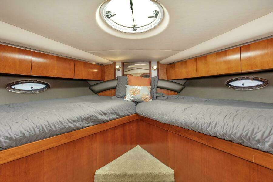 2005 50' Cruisers 500 Express Gratitude VIP Stateroom