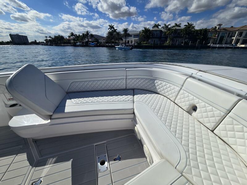 32' 2019 Intrepid 327