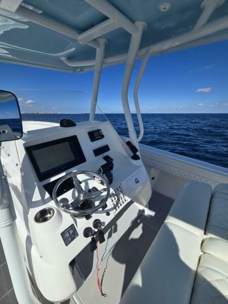 32' 2019 Intrepid 327