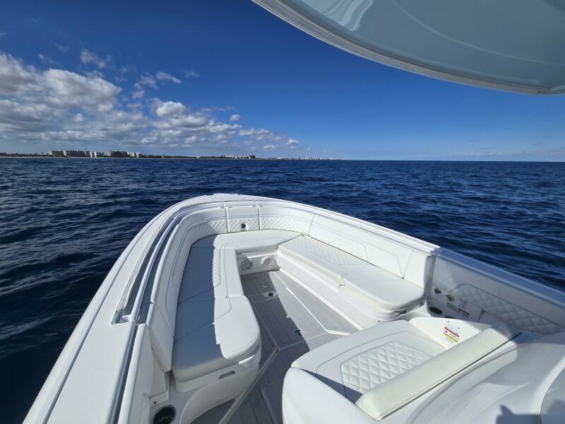 32' 2019 Intrepid 327