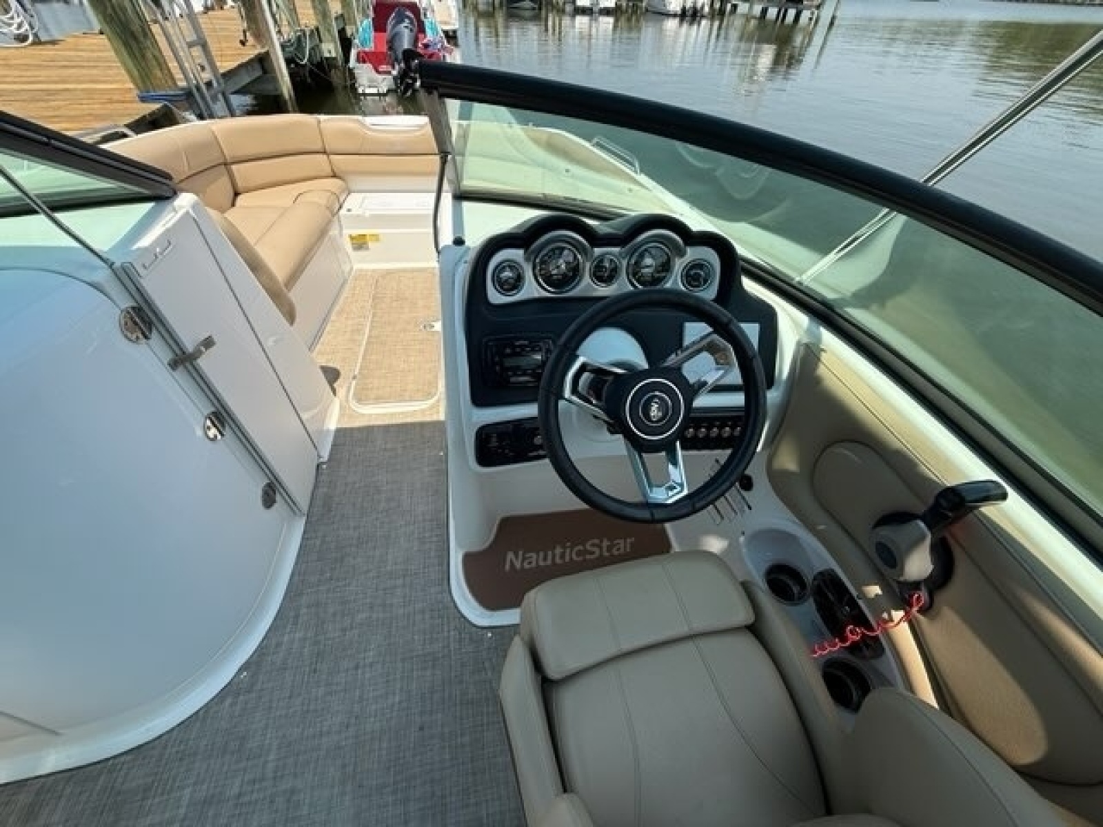 2019 NauticStar 243 DC