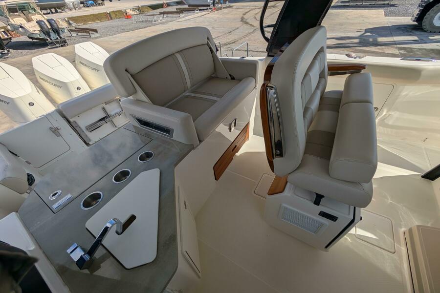 35' 2024 Boston Whaler 350 Realm