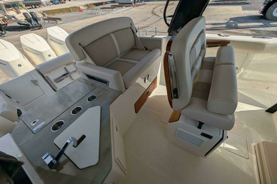 2024 Boston Whaler 350 Realm