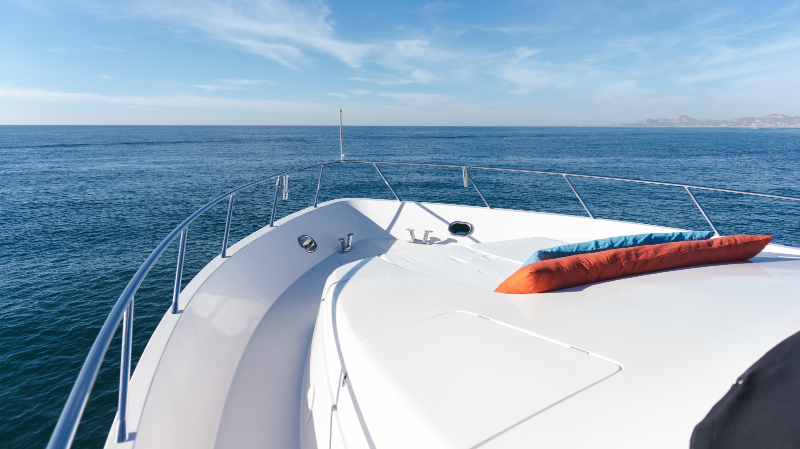 69' 2012 McKinna 69 Skylounge