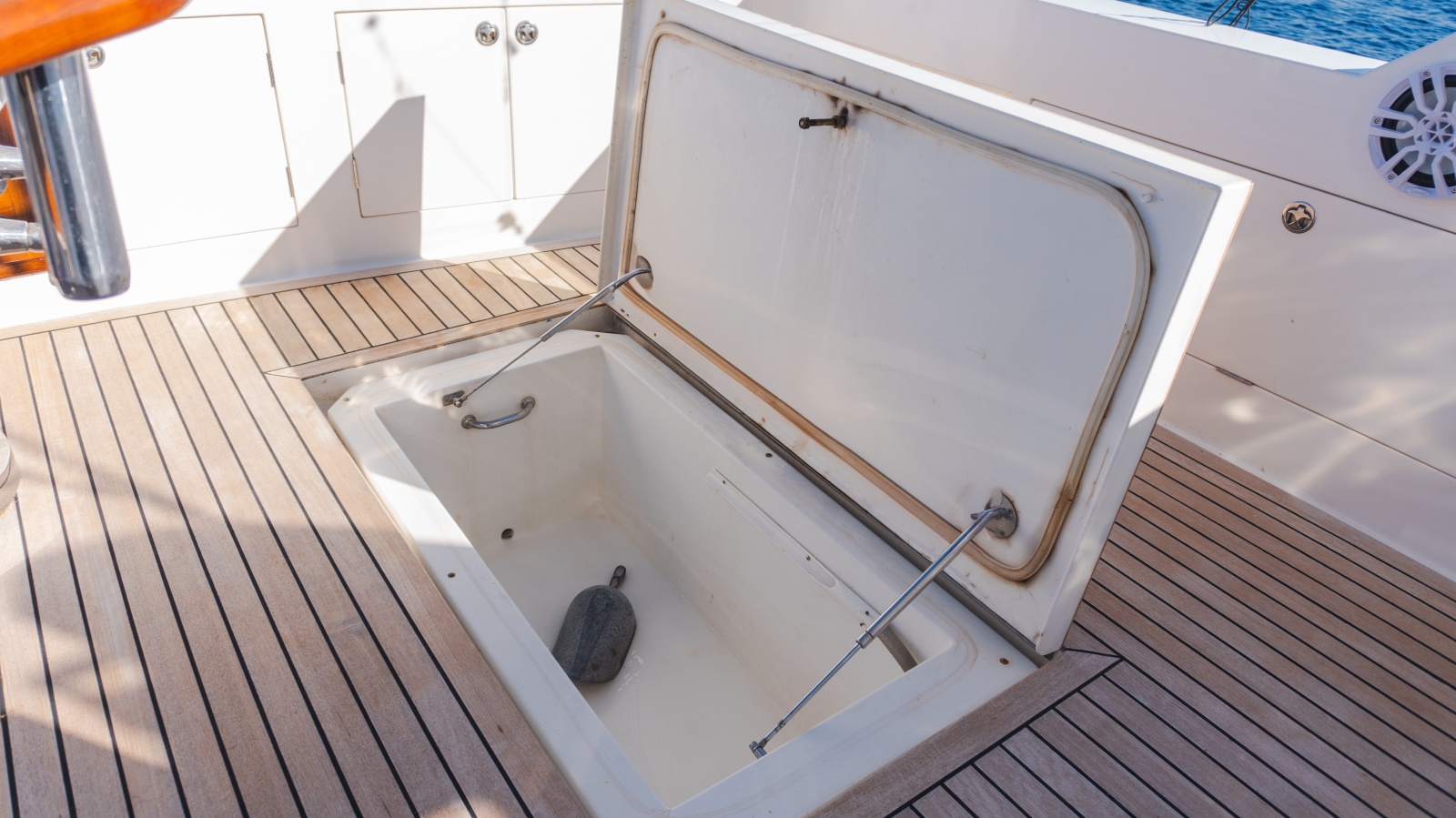 69' 2012 McKinna 69 Skylounge