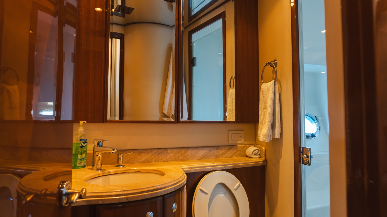 69' 2012 McKinna 69 Skylounge