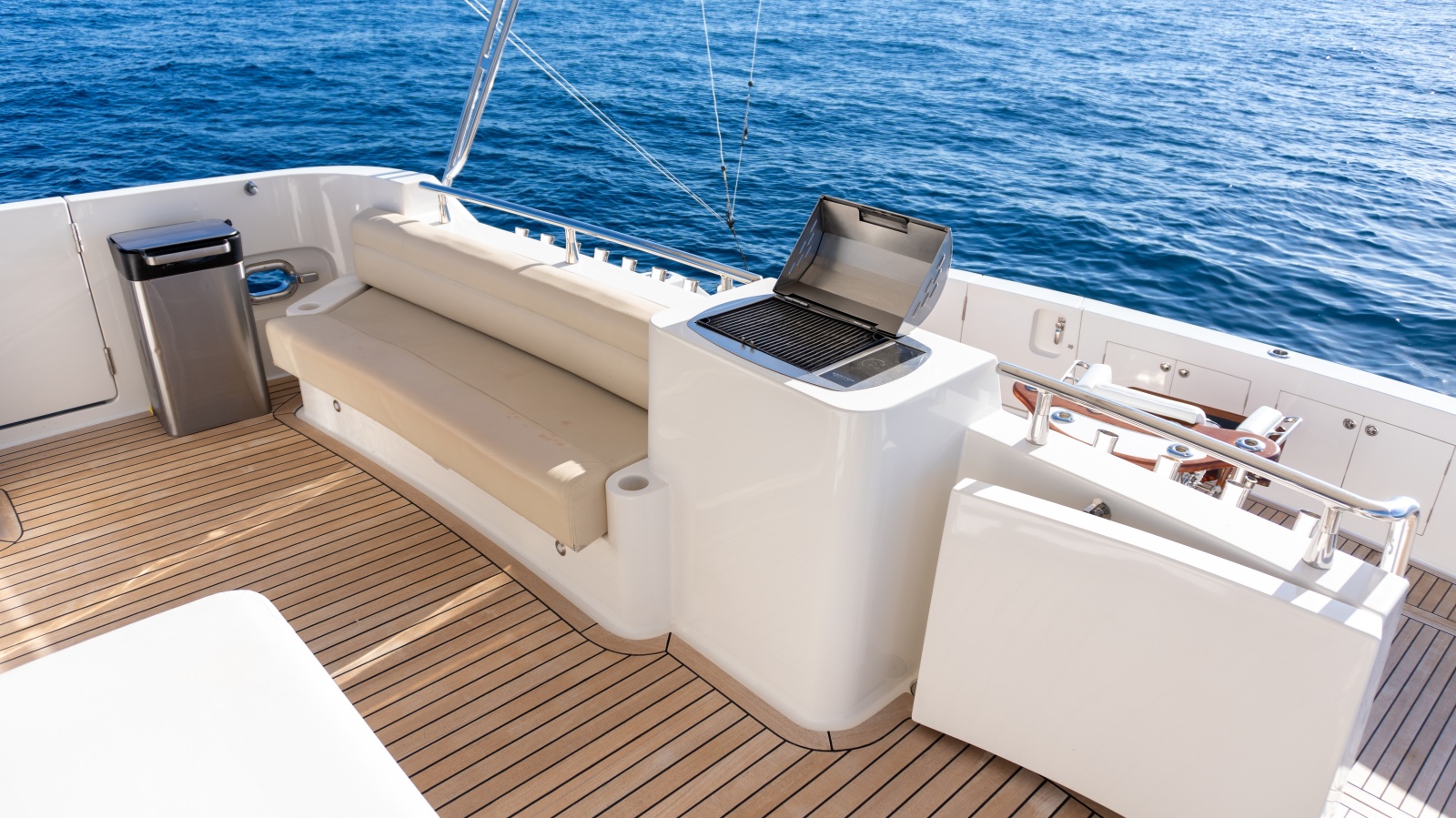 69' 2012 McKinna 69 Skylounge