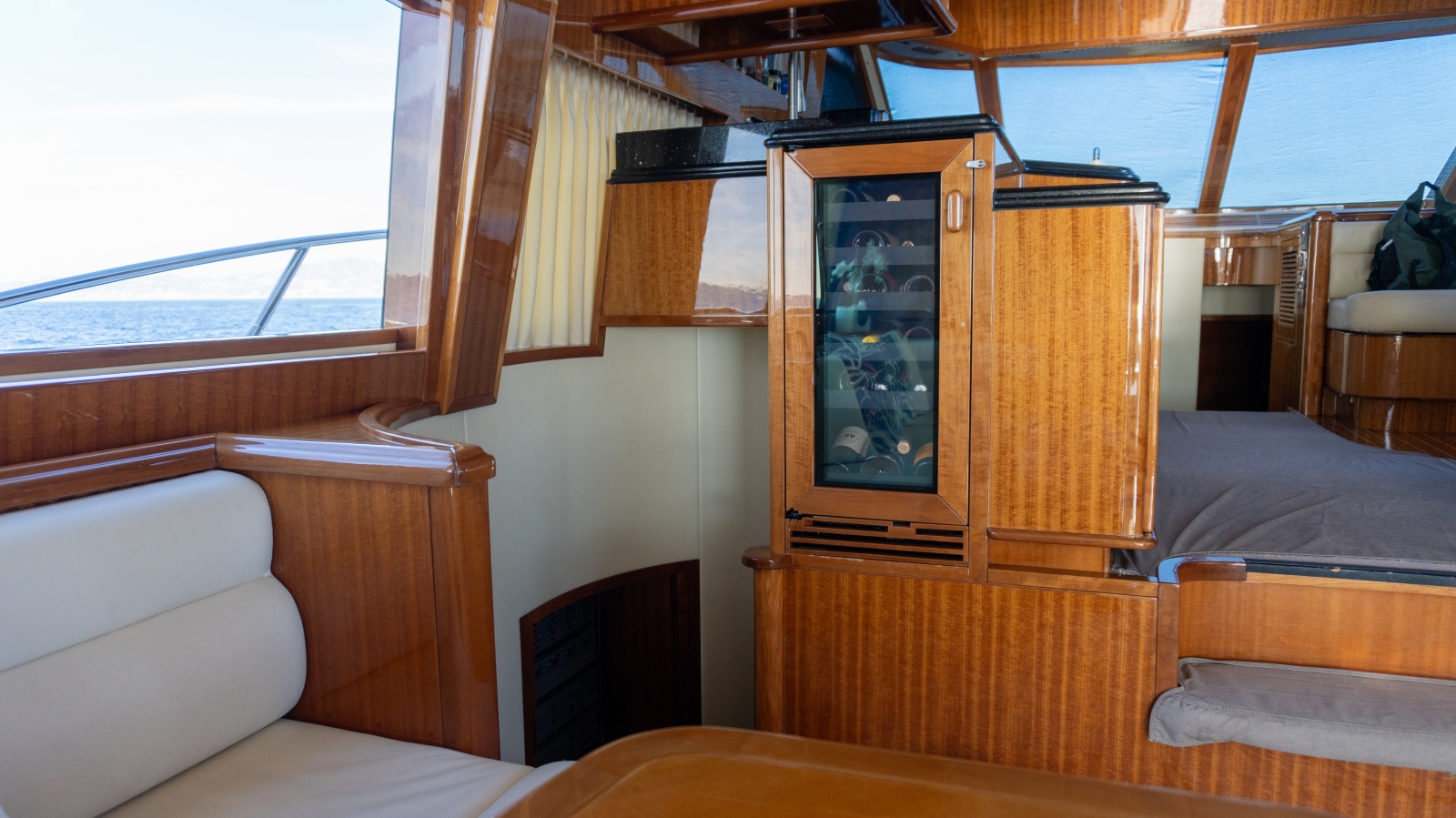 69' 2012 McKinna 69 Skylounge