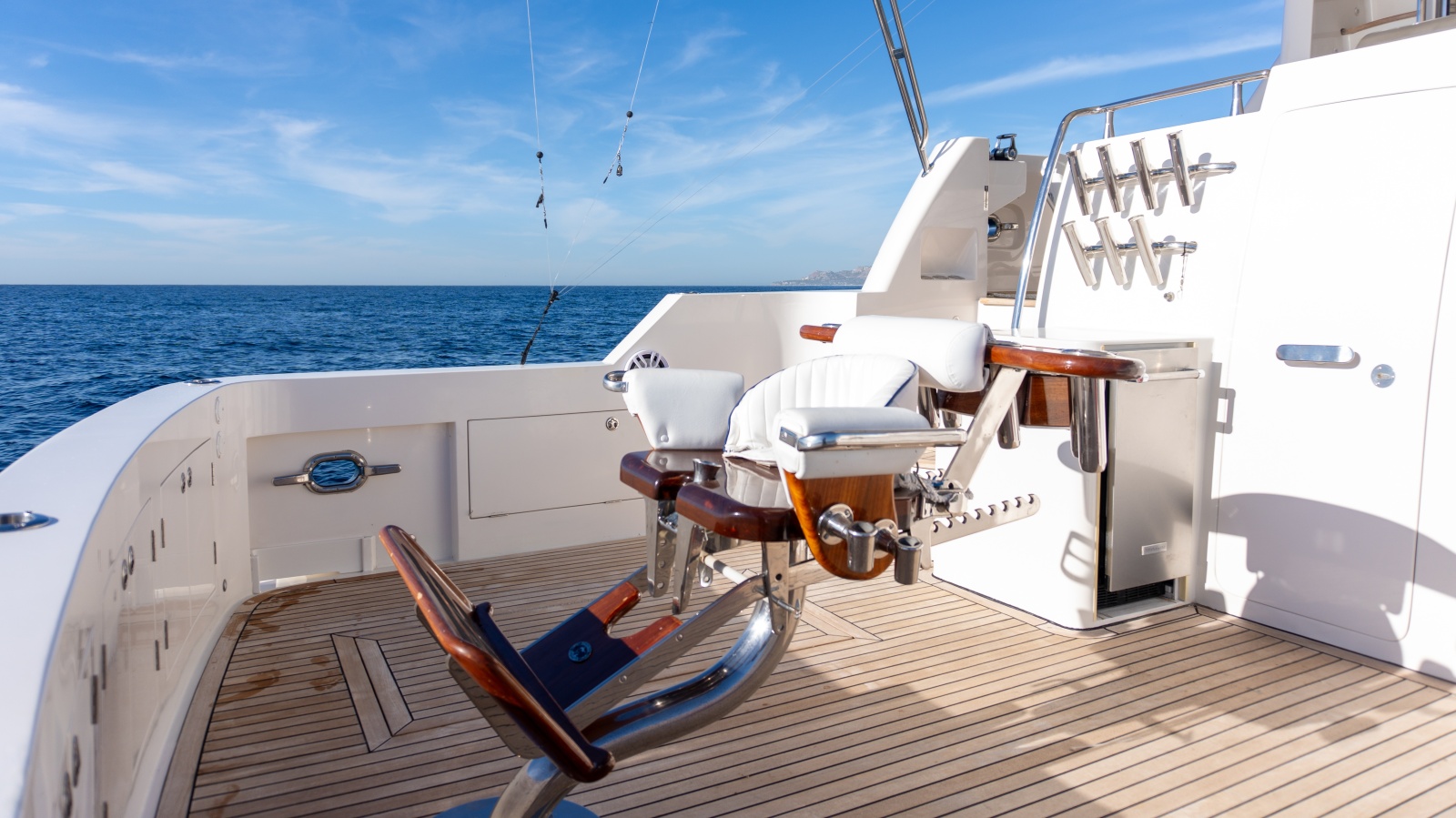 69' 2012 McKinna 69 Skylounge