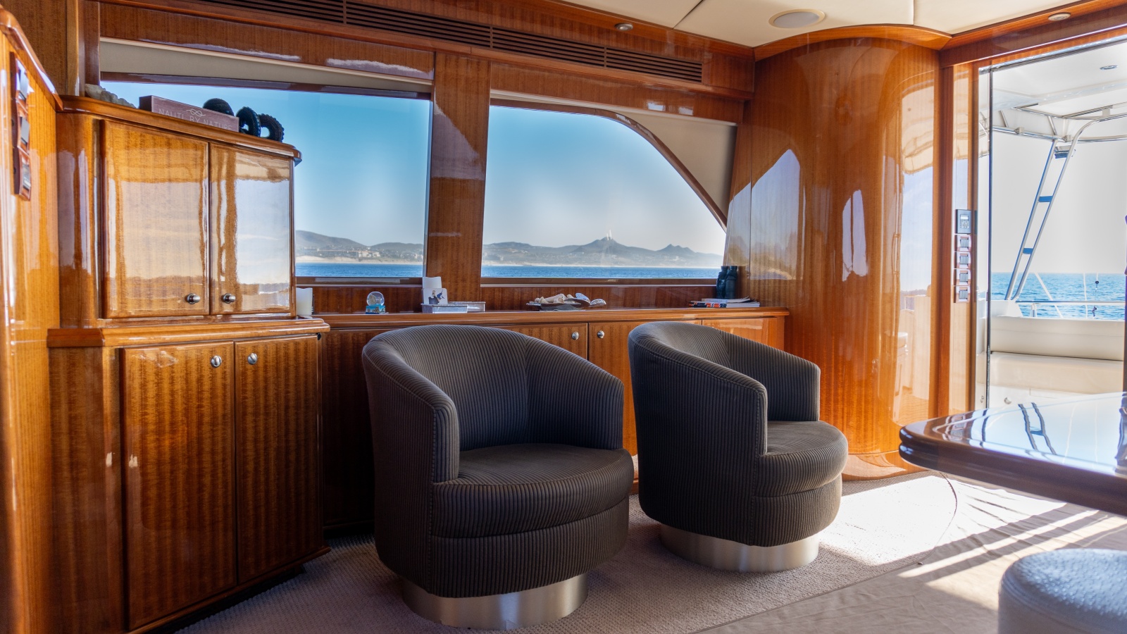 69' 2012 McKinna 69 Skylounge