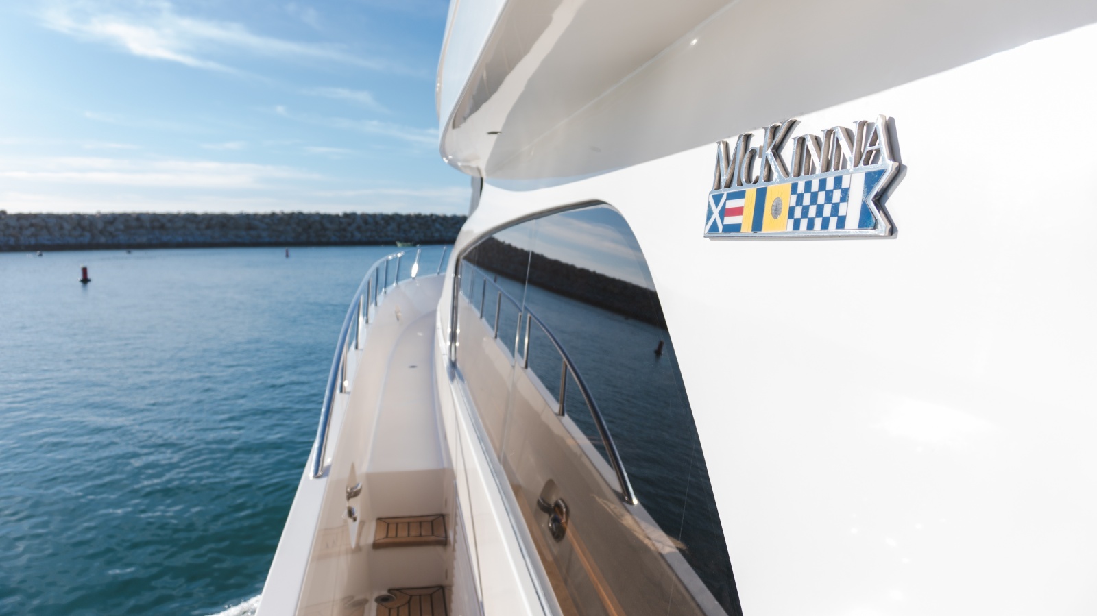 69' 2012 McKinna 69 Skylounge