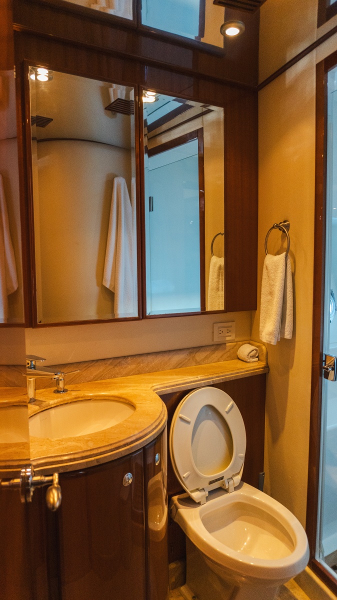 69' 2012 McKinna 69 Skylounge