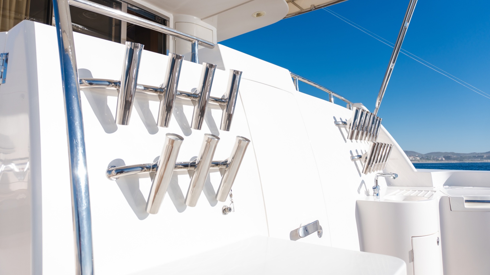 69' 2012 McKinna 69 Skylounge