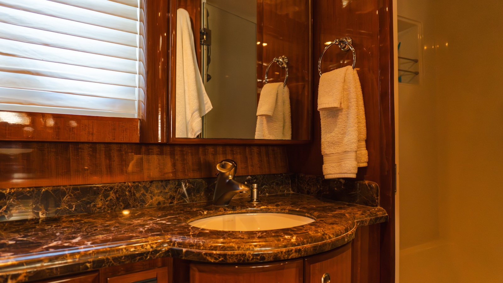 69' 2012 McKinna 69 Skylounge