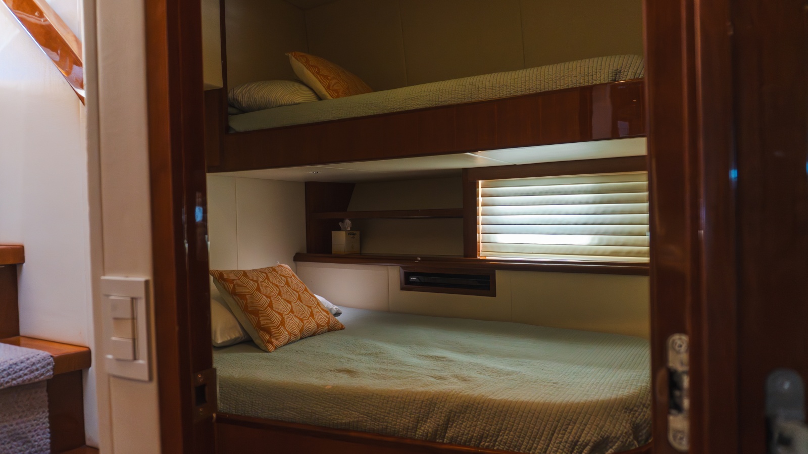 69' 2012 McKinna 69 Skylounge