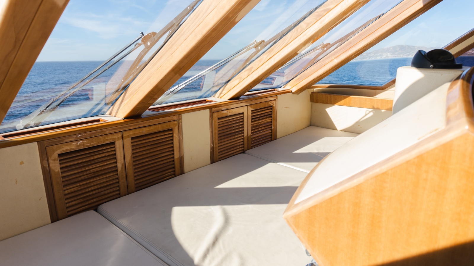 69' 2012 McKinna 69 Skylounge