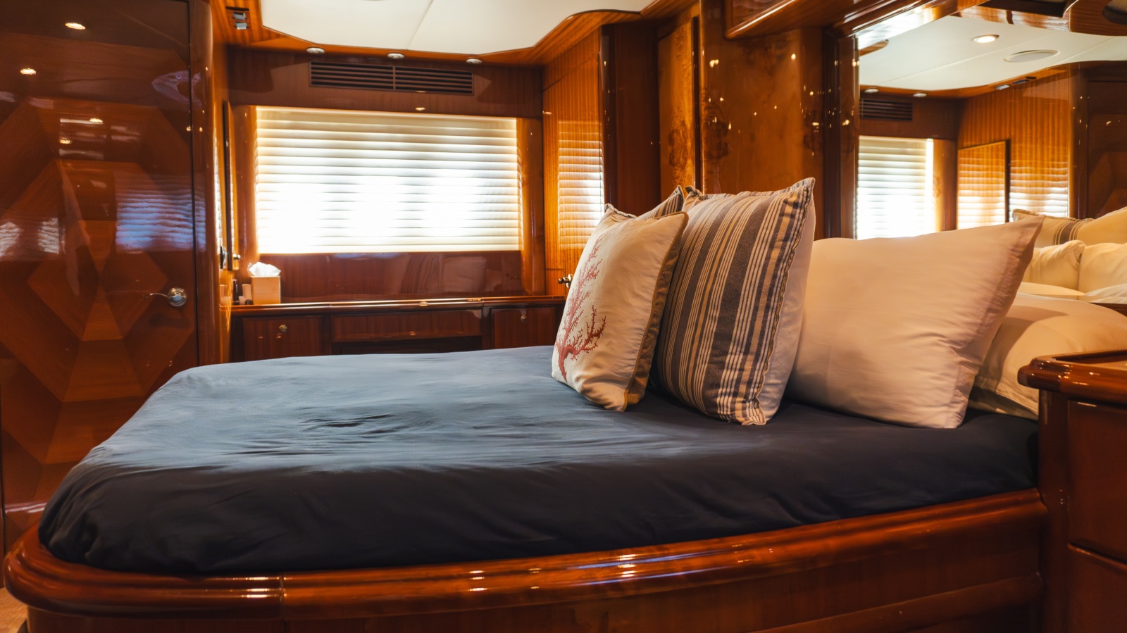 69' 2012 McKinna 69 Skylounge