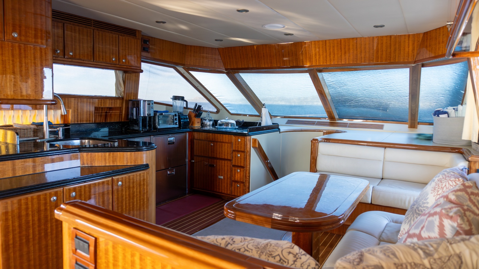 69' 2012 McKinna 69 Skylounge