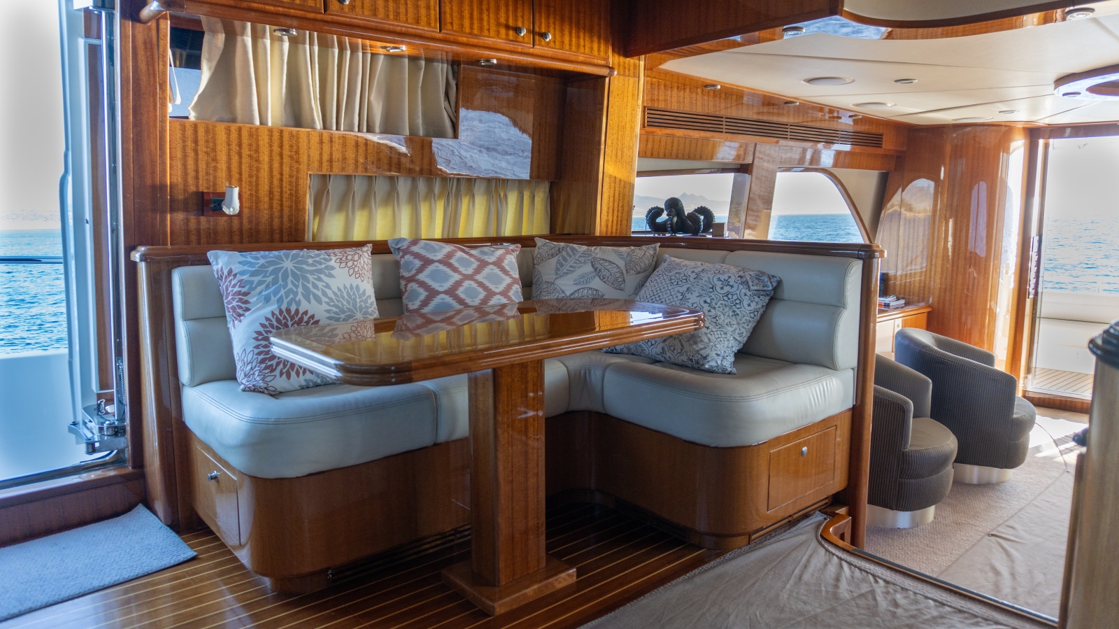 69' 2012 McKinna 69 Skylounge