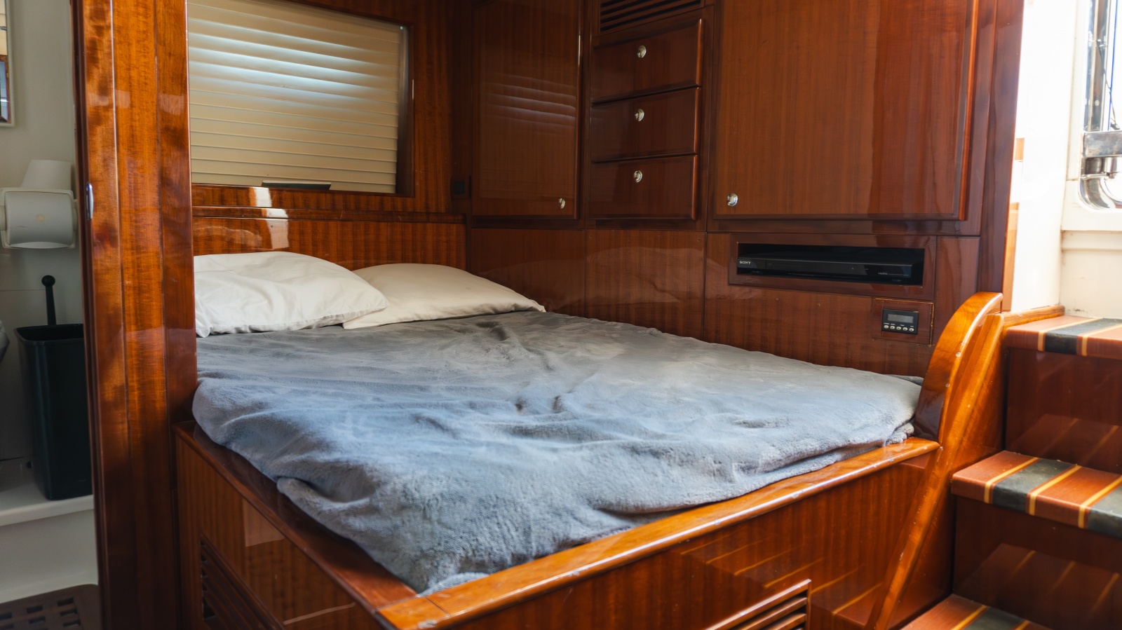 69' 2012 McKinna 69 Skylounge