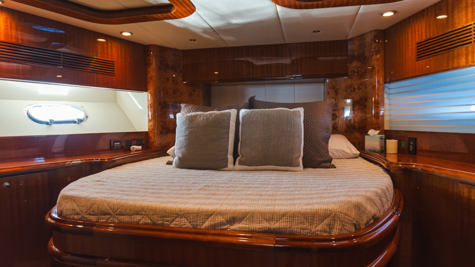 69' 2012 McKinna 69 Skylounge