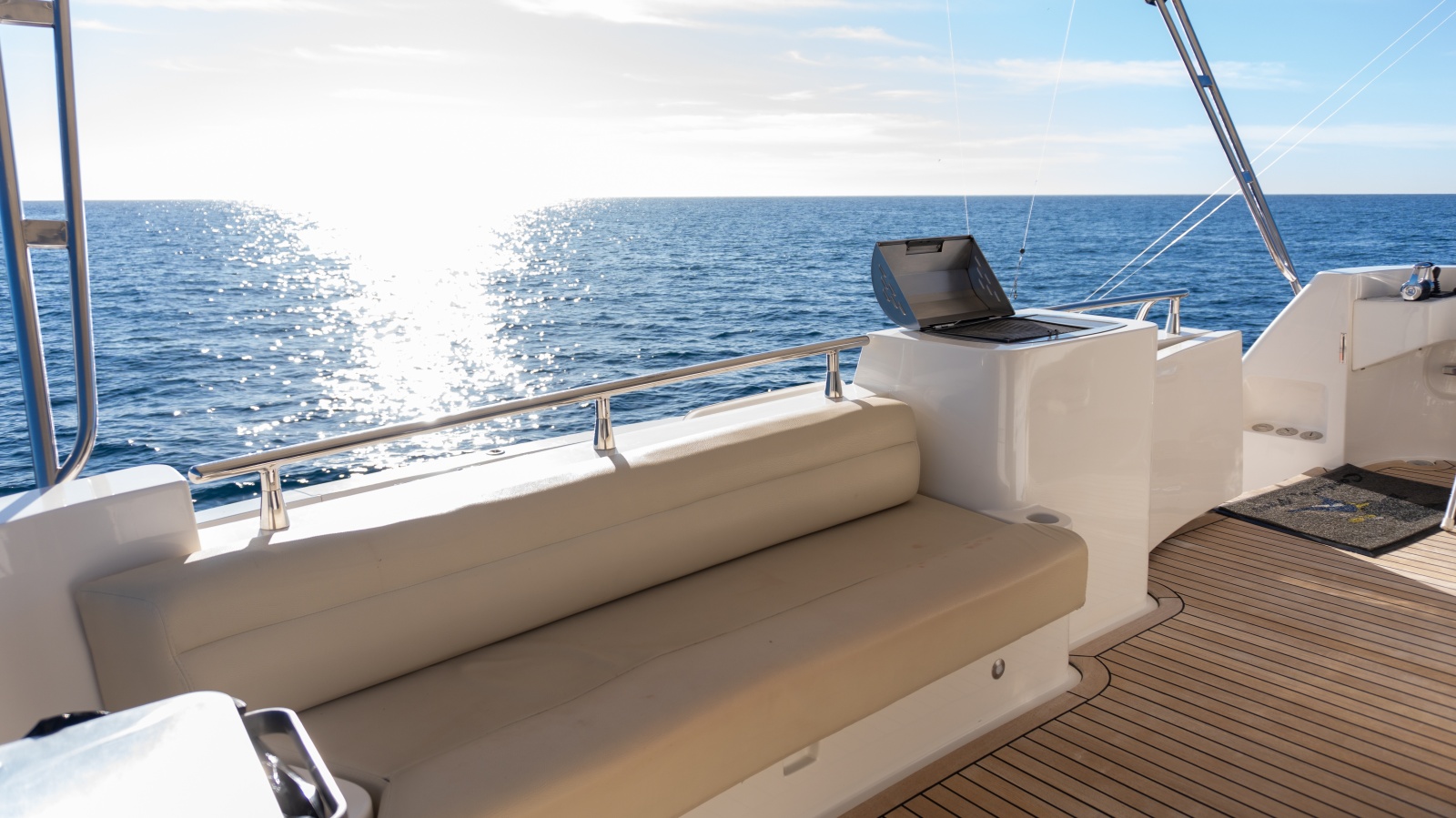 69' 2012 McKinna 69 Skylounge