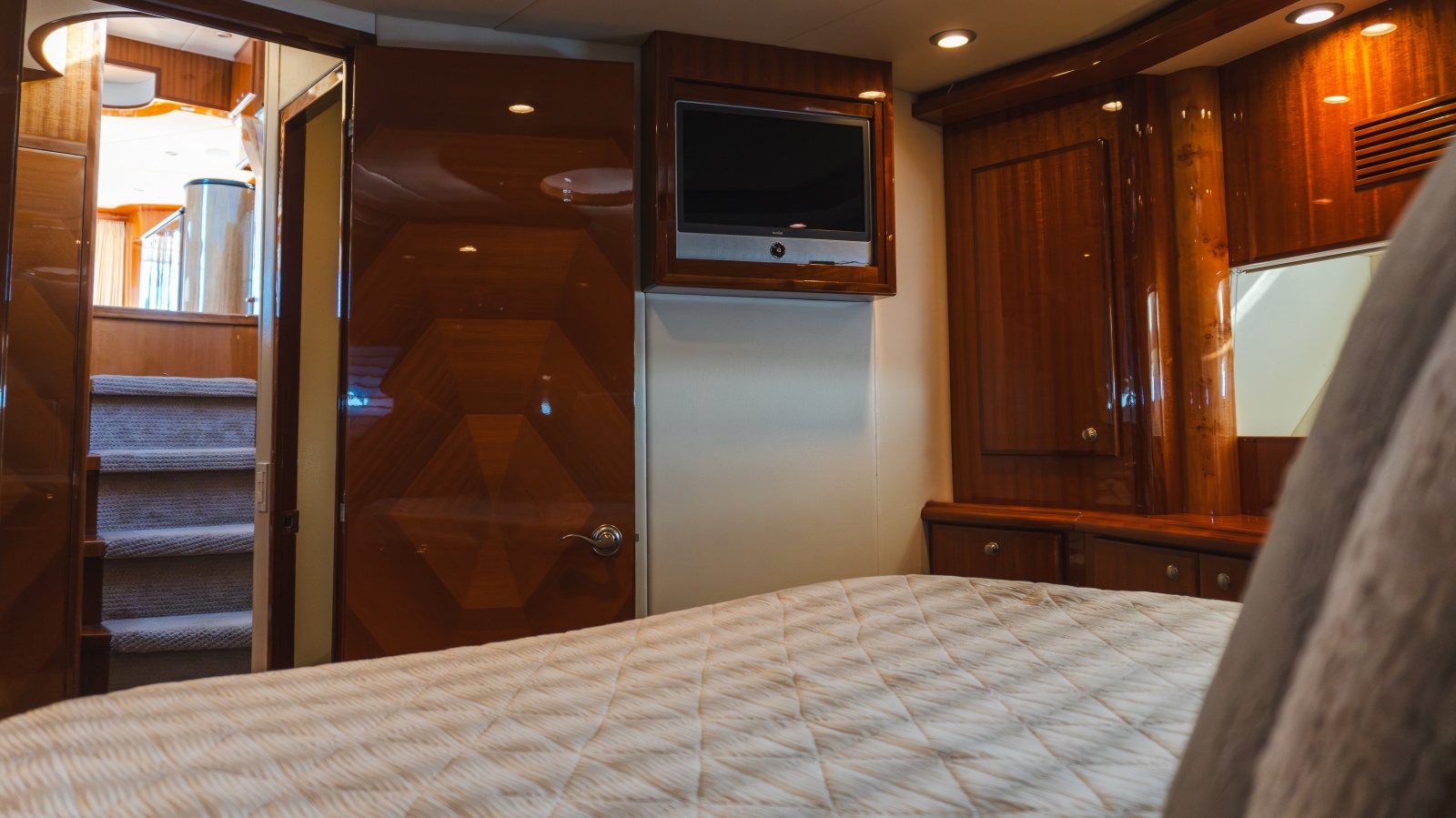 69' 2012 McKinna 69 Skylounge