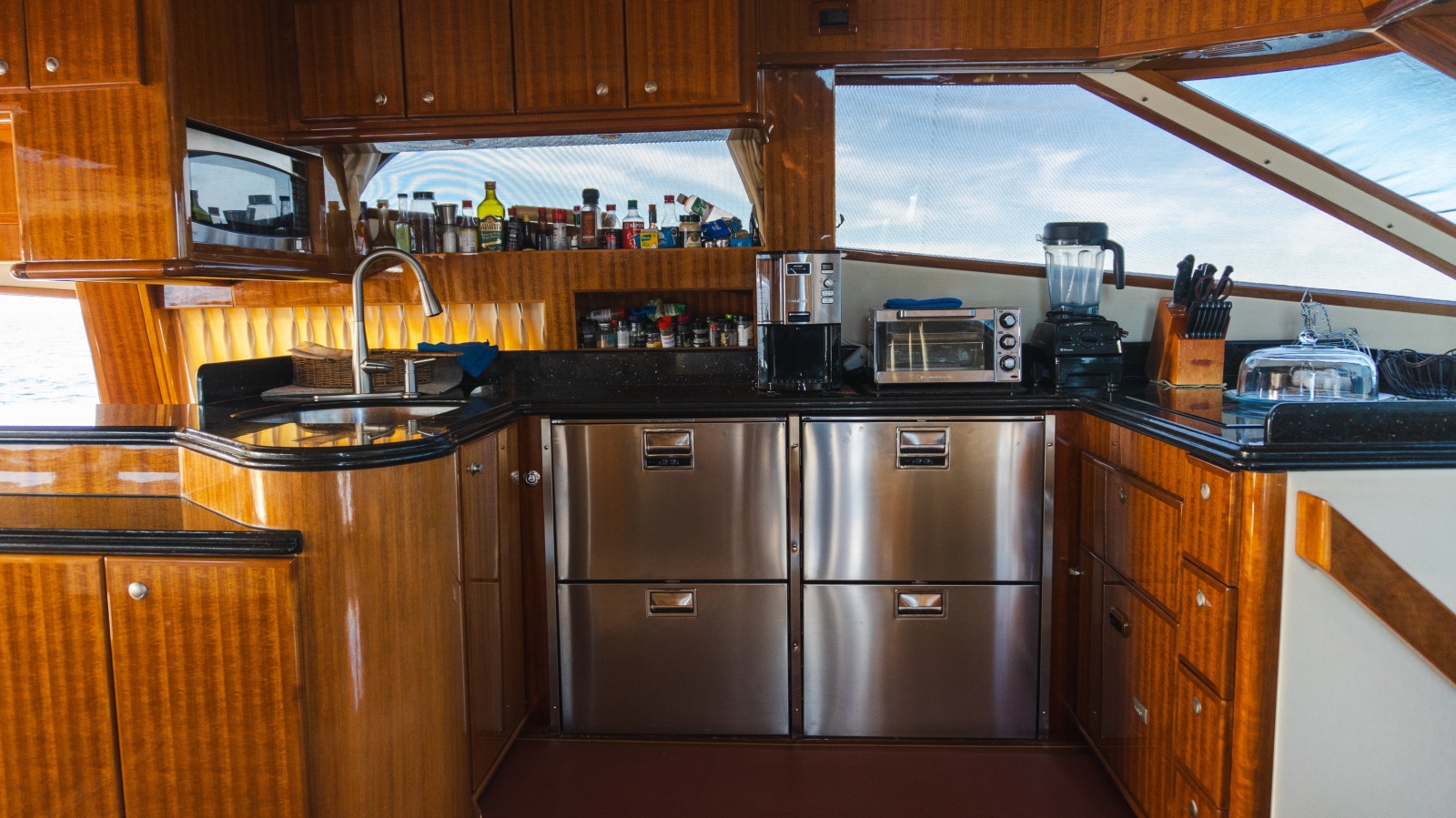 69' 2012 McKinna 69 Skylounge