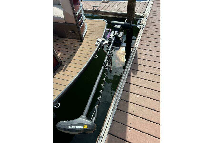 TRI TOON WITH LIFTING STRAKES 24ft Coach Pontoons Yacht For Sale