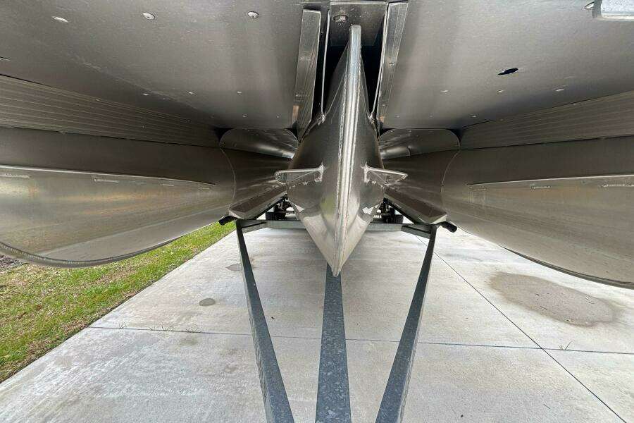 TRI TOON WITH LIFTING STRAKES 24ft Coach Pontoons Yacht For Sale