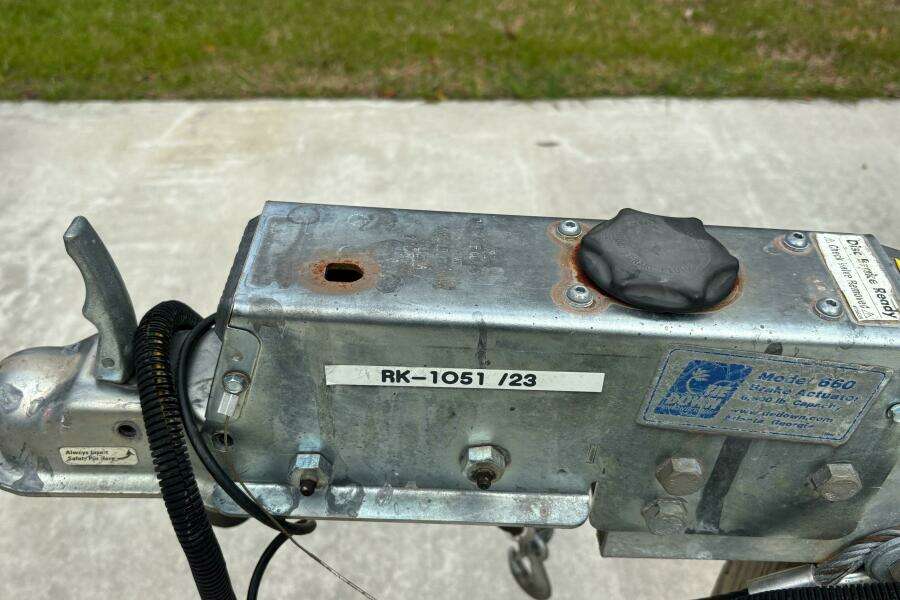 TRI TOON WITH LIFTING STRAKES 24ft Coach Pontoons Yacht For Sale