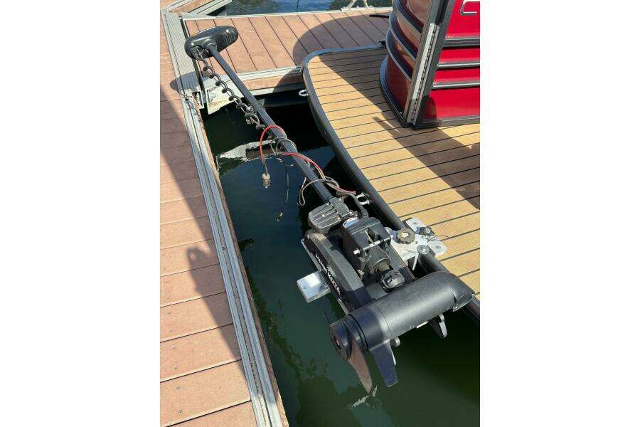 TRI TOON WITH LIFTING STRAKES 24ft Coach Pontoons Yacht For Sale